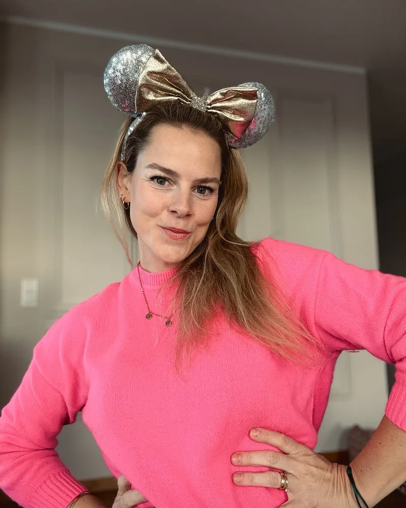 Christin im pinken Pullover mit glitzernden Mäuseohren